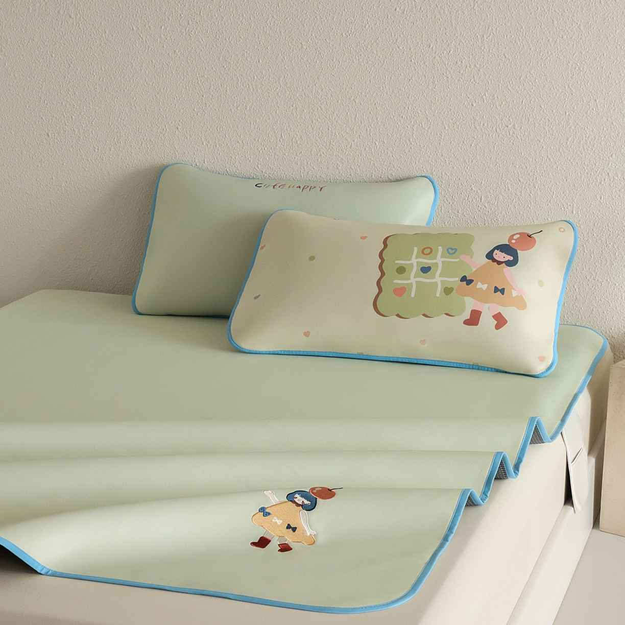 91家纺网 家纺一手货源 找家纺 禧禾 2026春夏新款A类600D数码冰丝席凉席席子-冰菓系列 苹果女孩-床笠款