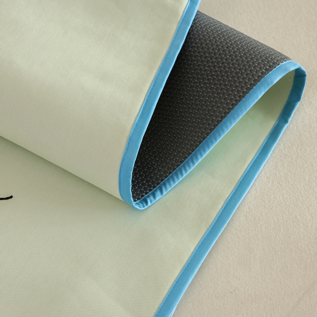 91家纺网 家纺一手货源 找家纺 禧禾 2026春夏新款A类600D数码冰丝席凉席席子-冰菓系列 苹果女孩-床笠款