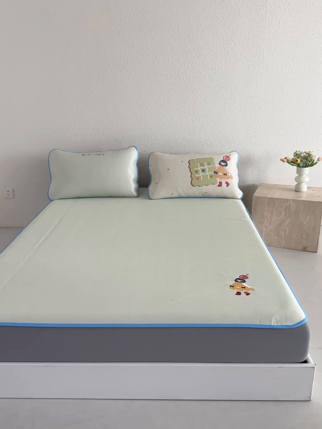 91家纺网 家纺一手货源 找家纺 禧禾 2026春夏新款A类600D数码冰丝席凉席席子-冰菓系列 苹果女孩-床笠款