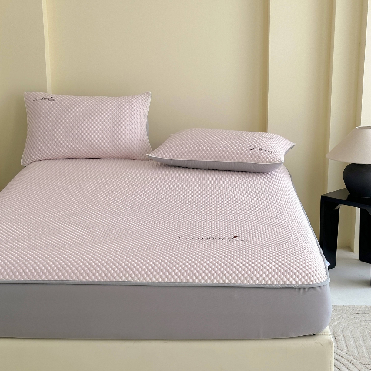 91家纺网 家纺一手货源 找家纺 禧禾 2026新款高冰感豆豆太空席 罗斯粉-床笠款