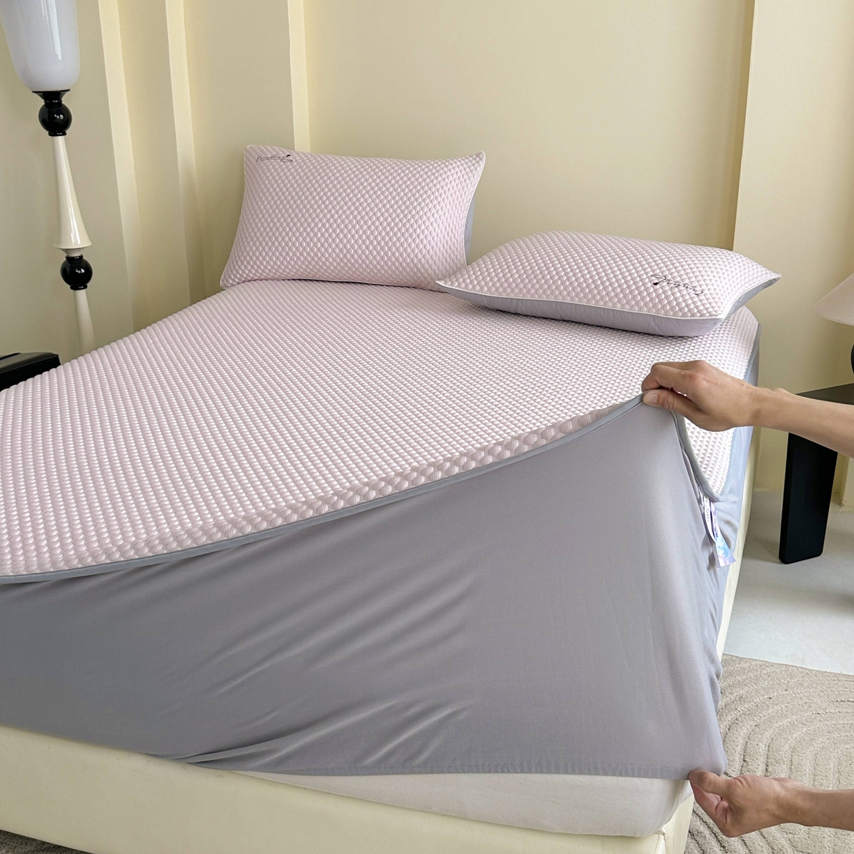 91家纺网 家纺一手货源 找家纺 禧禾 2026新款高冰感豆豆太空席 罗斯粉-床笠款