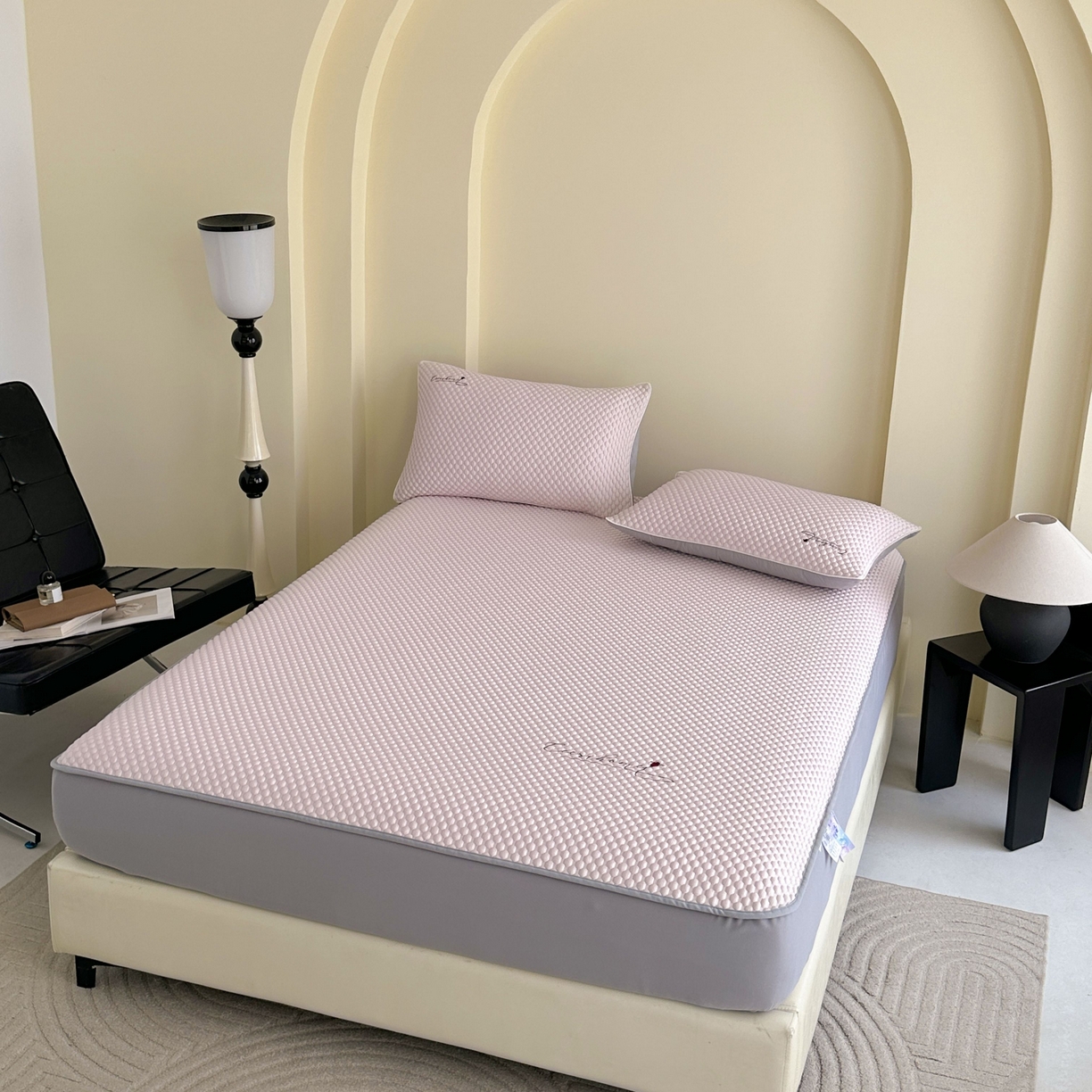 91家纺网 家纺一手货源 找家纺 禧禾 2026新款高冰感豆豆太空席 罗斯粉-床笠款