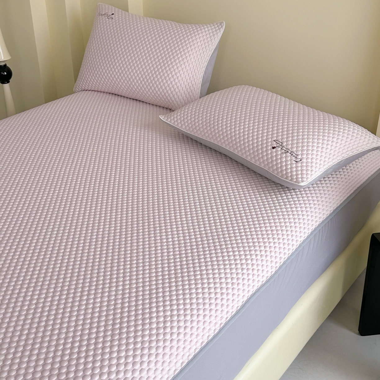 91家纺网 家纺一手货源 找家纺 禧禾 2026新款高冰感豆豆太空席 罗斯粉-床笠款