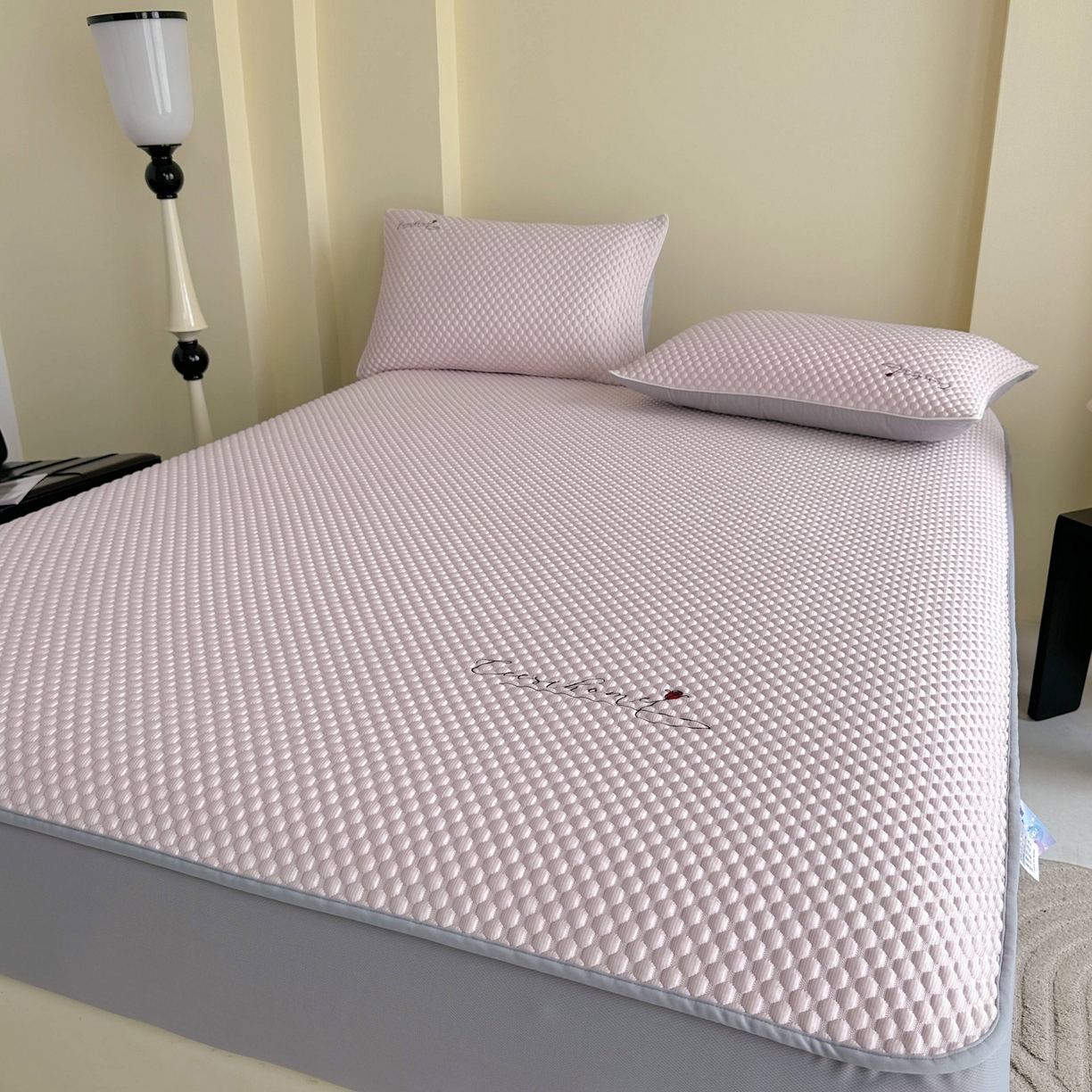 91家纺网 家纺一手货源 找家纺 禧禾 2026新款高冰感豆豆太空席 罗斯粉-床笠款