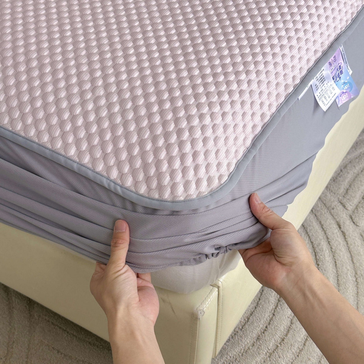 91家纺网 家纺一手货源 找家纺 禧禾 2026新款高冰感豆豆太空席 罗斯粉-床笠款