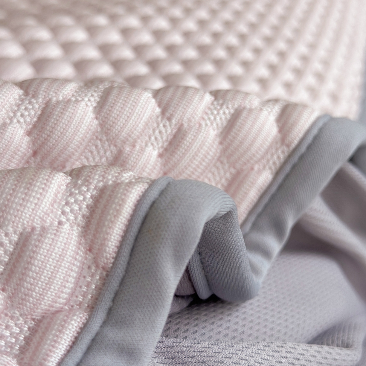 91家纺网 家纺一手货源 找家纺 禧禾 2026新款高冰感豆豆太空席 罗斯粉-床笠款