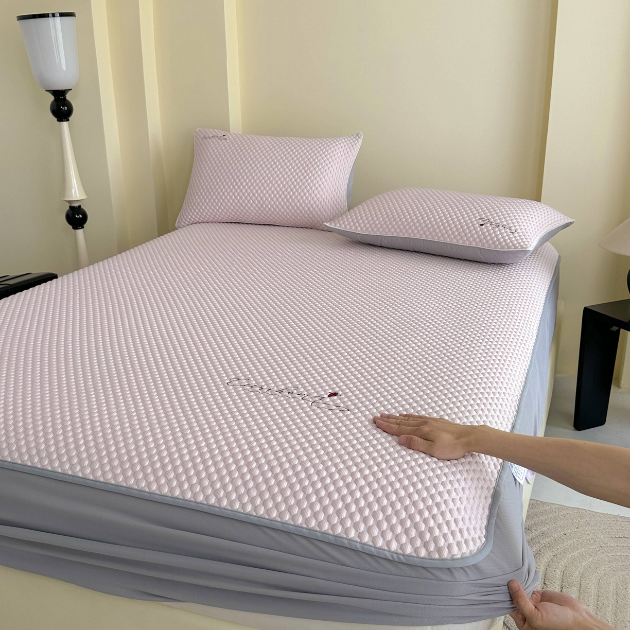 91家纺网 家纺一手货源 找家纺 禧禾 2026新款高冰感豆豆太空席 罗斯粉-床笠款