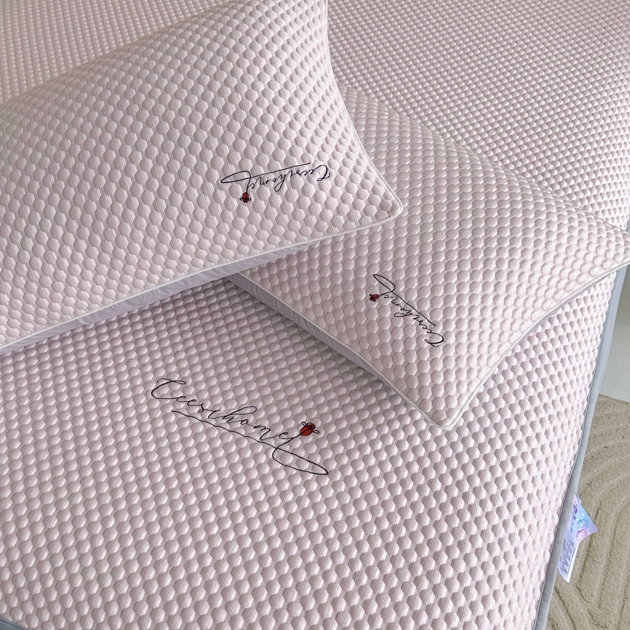 91家纺网 家纺一手货源 找家纺 禧禾 2026新款高冰感豆豆太空席 罗斯粉-床笠款