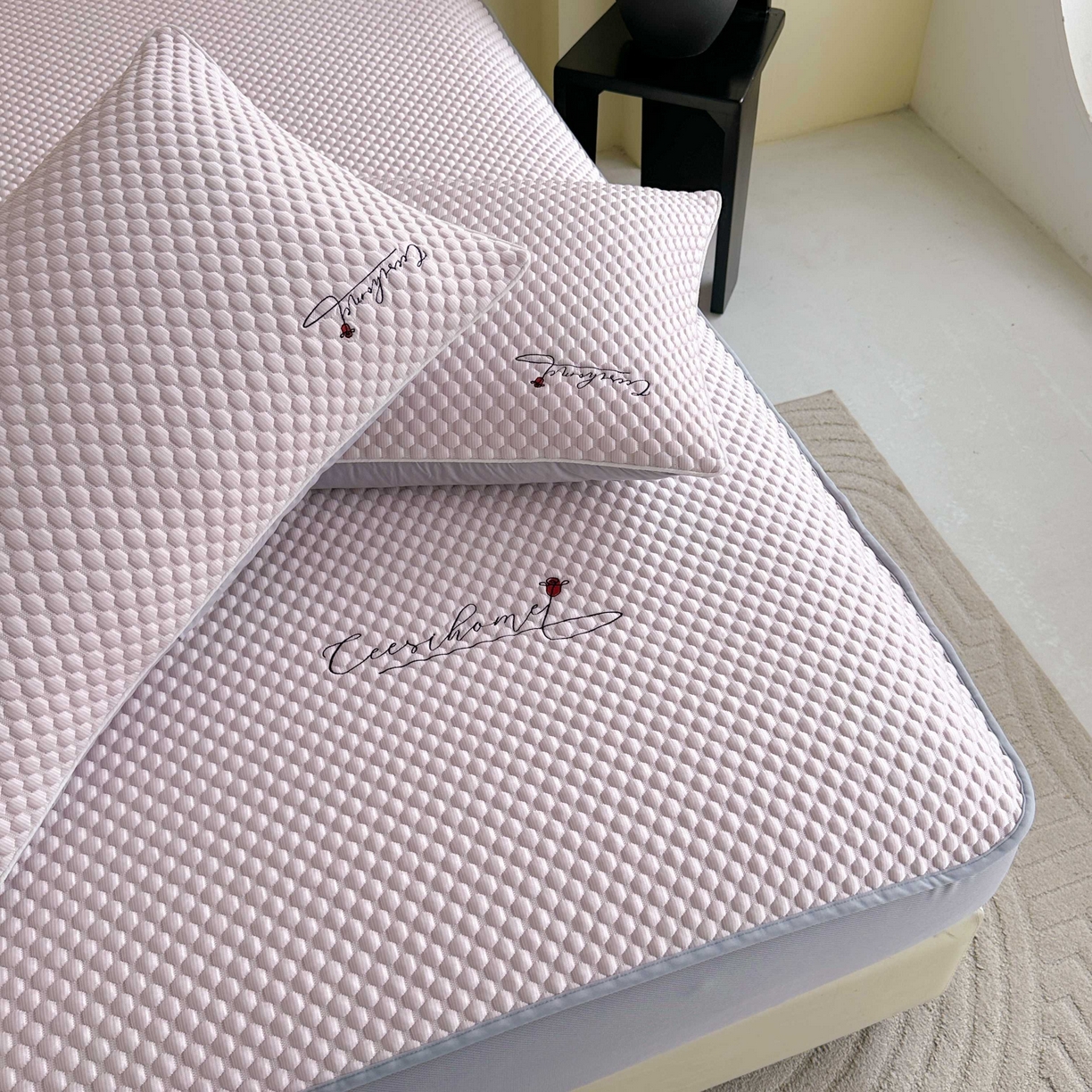 91家纺网 家纺一手货源 找家纺 禧禾 2026新款高冰感豆豆太空席 罗斯粉-床笠款