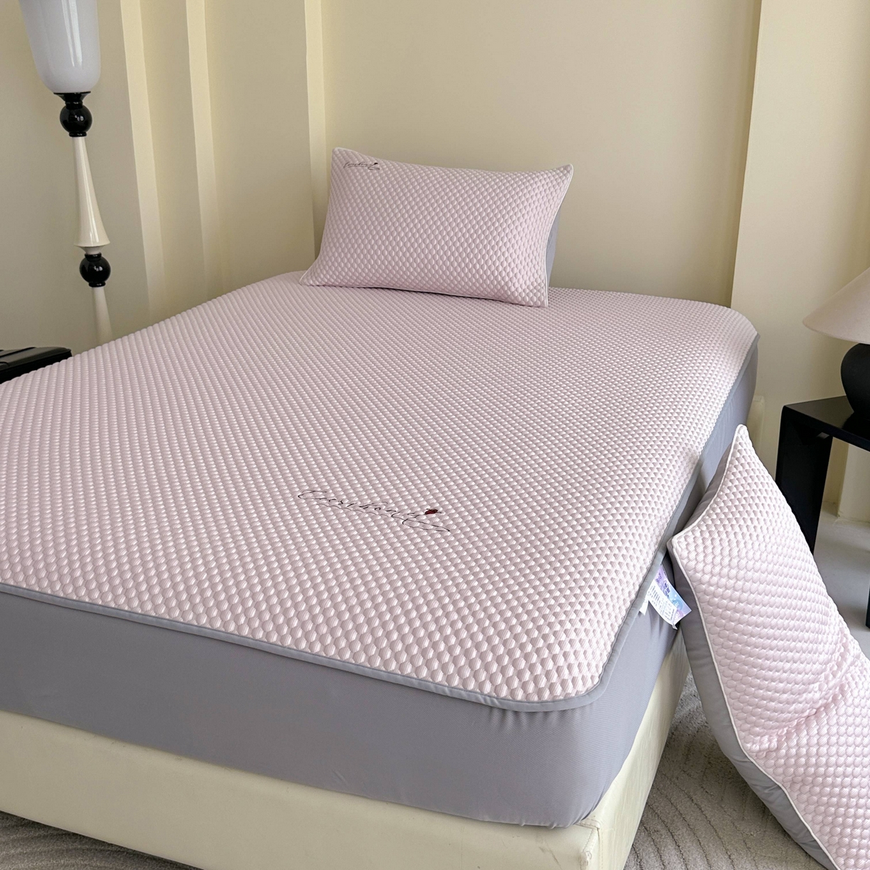 91家纺网 家纺一手货源 找家纺 禧禾 2026新款高冰感豆豆太空席 罗斯粉-床笠款