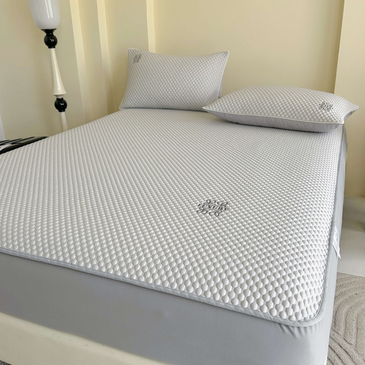 91家纺网 家纺一手货源 找家纺 禧禾 2026新款高冰感豆豆太空席 洛卡灰-床笠款