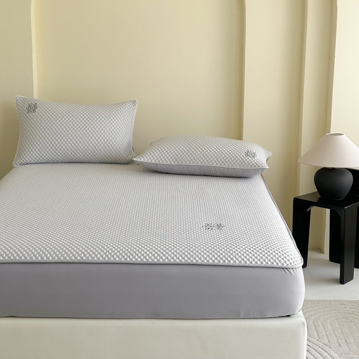 91家纺网 家纺一手货源 找家纺 禧禾 2026新款高冰感豆豆太空席 洛卡灰-床笠款