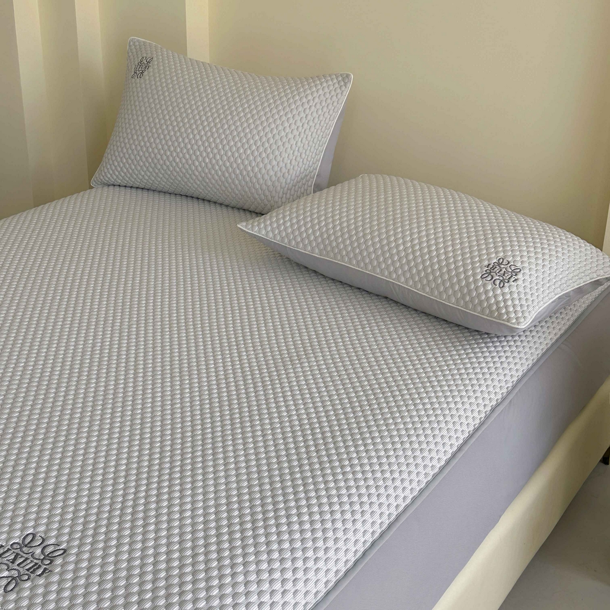 91家纺网 家纺一手货源 找家纺 禧禾 2026新款高冰感豆豆太空席 洛卡灰-床笠款