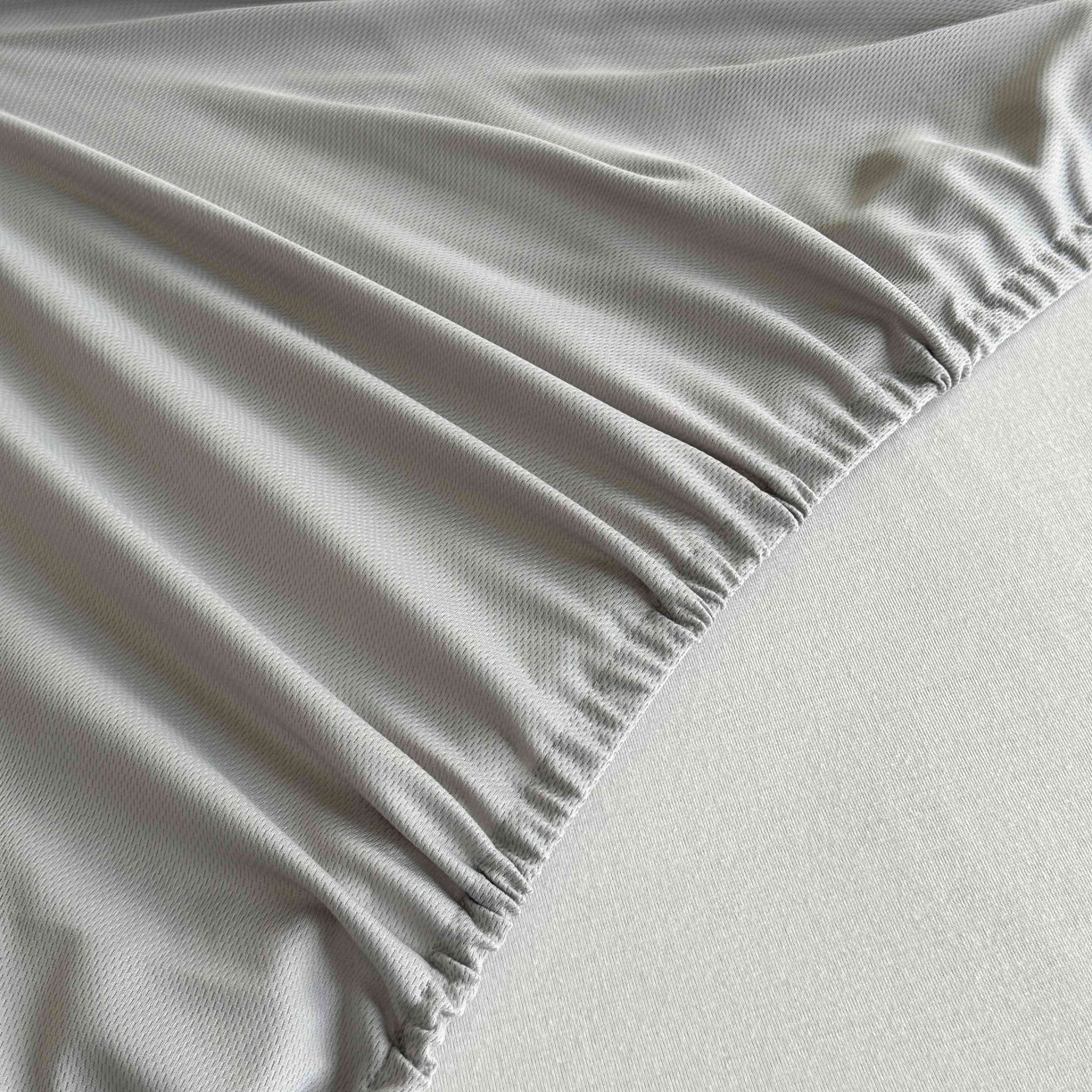 91家纺网 家纺一手货源 找家纺 禧禾 2026新款高冰感豆豆太空席 洛卡灰-床笠款