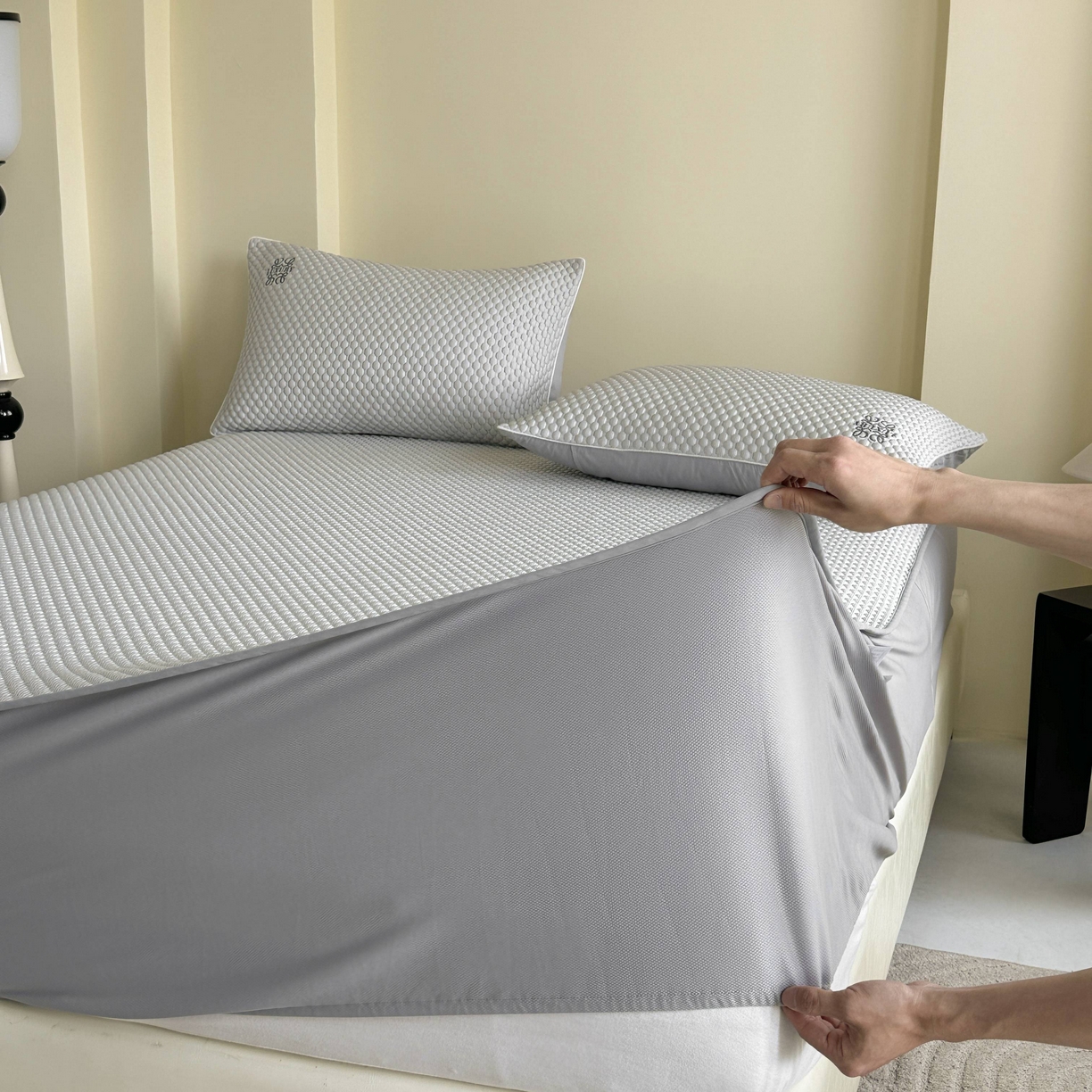 91家纺网 家纺一手货源 找家纺 禧禾 2026新款高冰感豆豆太空席 洛卡灰-床笠款