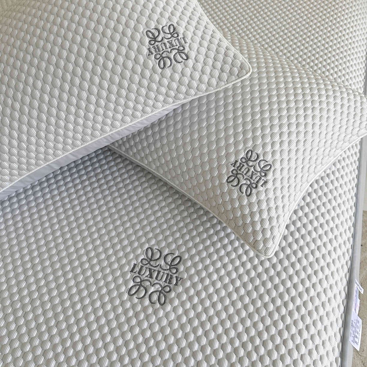 91家纺网 家纺一手货源 找家纺 禧禾 2026新款高冰感豆豆太空席 洛卡灰-床笠款