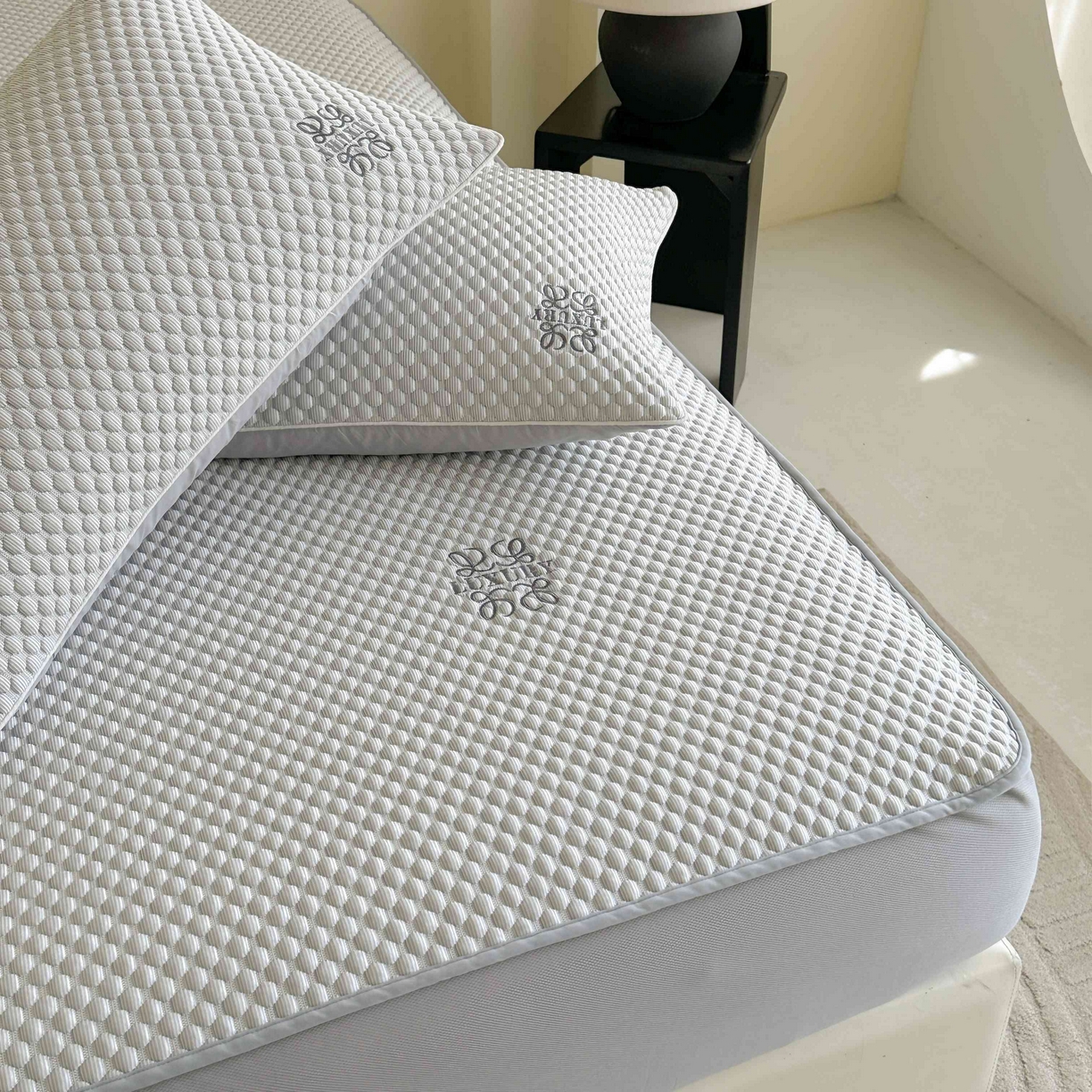 91家纺网 家纺一手货源 找家纺 禧禾 2026新款高冰感豆豆太空席 洛卡灰-床笠款