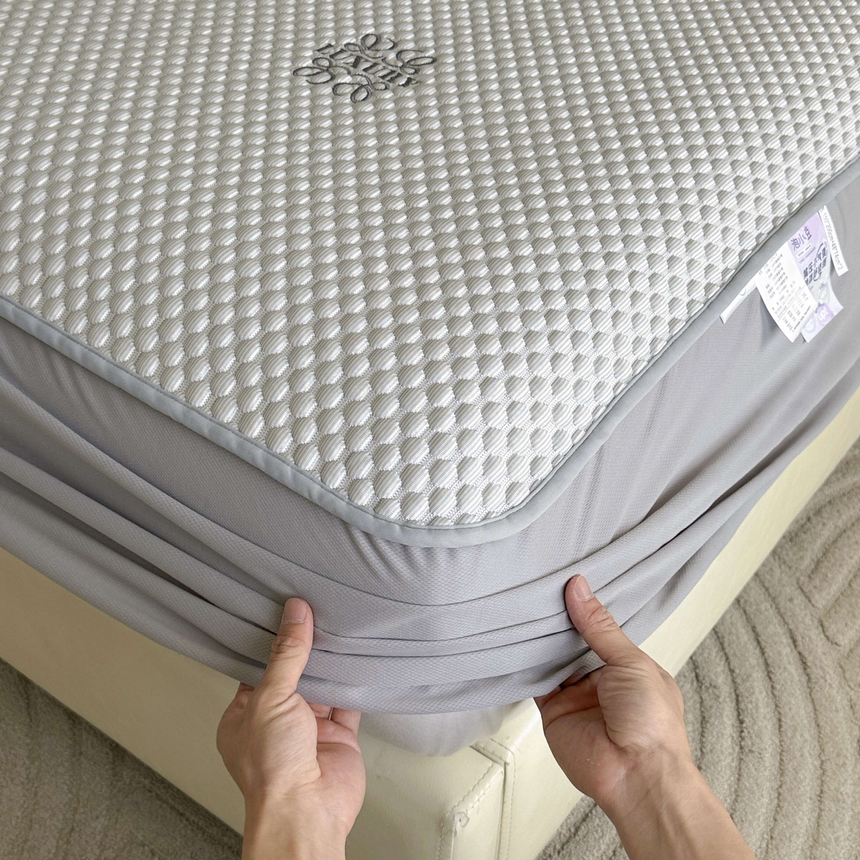 91家纺网 家纺一手货源 找家纺 禧禾 2026新款高冰感豆豆太空席 洛卡灰-床笠款