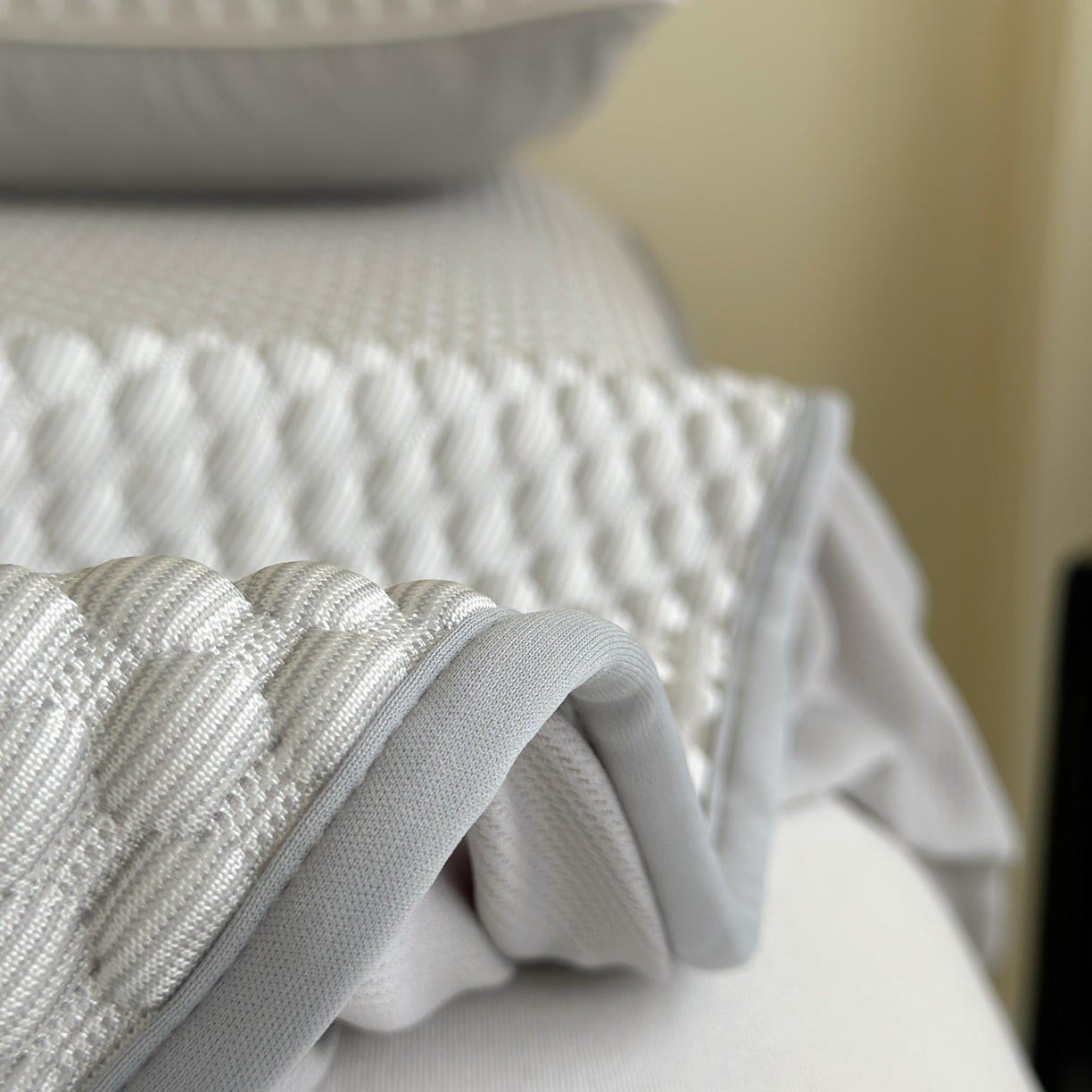 91家纺网 家纺一手货源 找家纺 禧禾 2026新款高冰感豆豆太空席 洛卡灰-床笠款