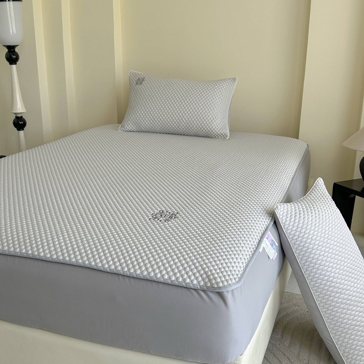 91家纺网 家纺一手货源 找家纺 禧禾 2026新款高冰感豆豆太空席 洛卡灰-床笠款