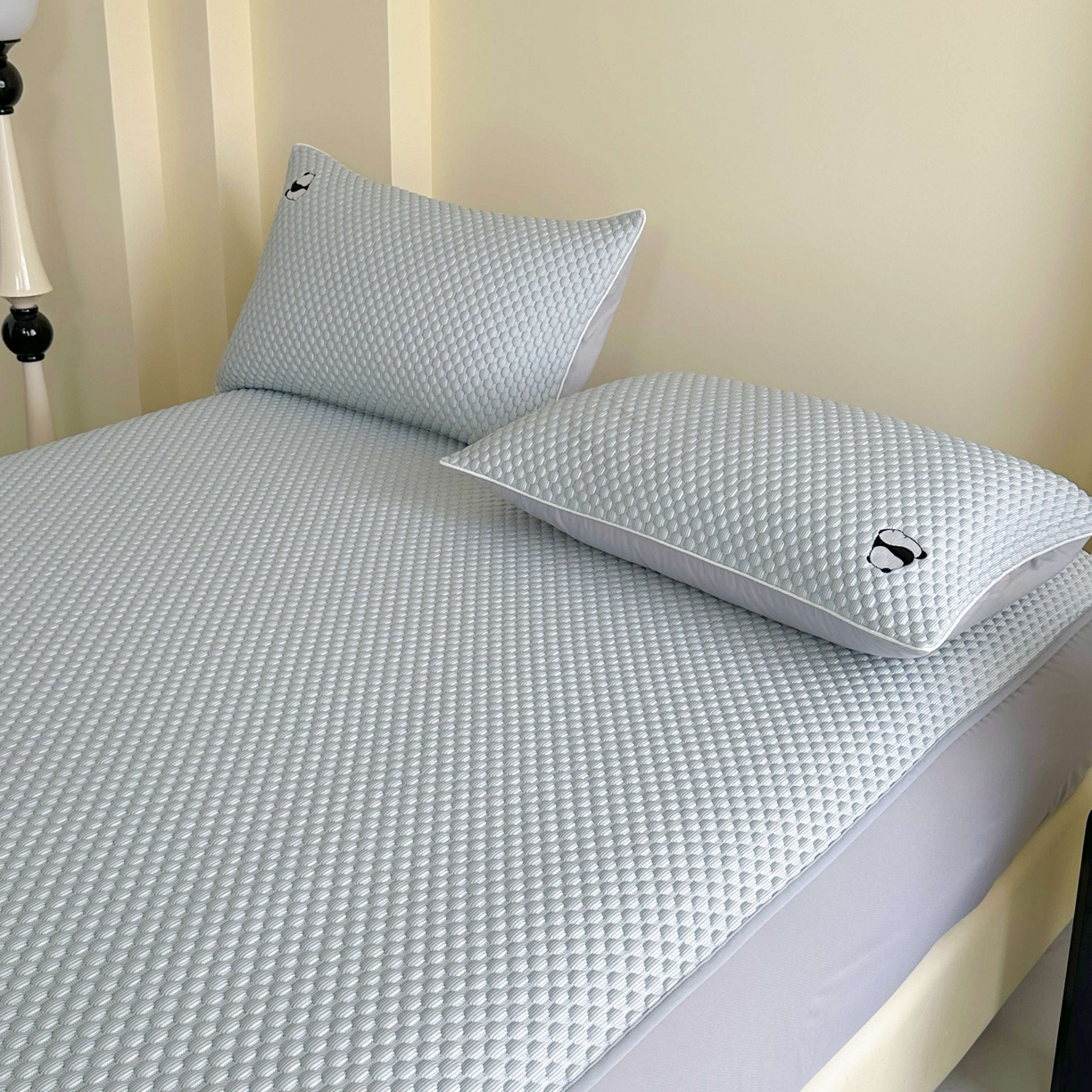 91家纺网 家纺一手货源 找家纺 禧禾 2026新款高冰感豆豆太空席 潘达蓝-床笠款