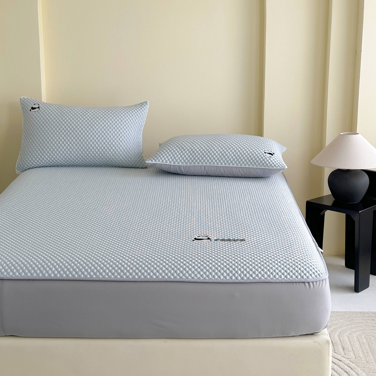 91家纺网 家纺一手货源 找家纺 禧禾 2026新款高冰感豆豆太空席 潘达蓝-床笠款