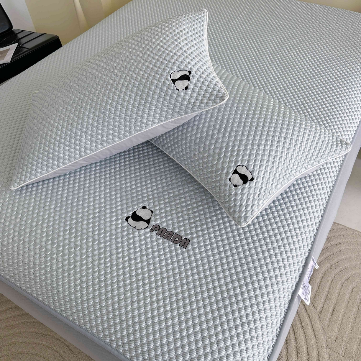 91家纺网 家纺一手货源 找家纺 禧禾 2026新款高冰感豆豆太空席 潘达蓝-床笠款