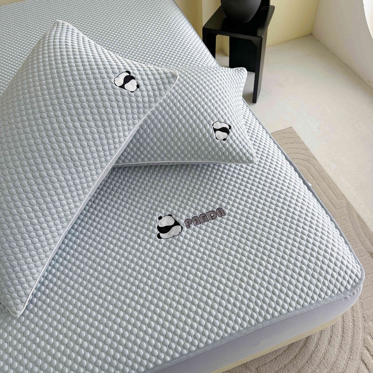 91家纺网 家纺一手货源 找家纺 禧禾 2026新款高冰感豆豆太空席 潘达蓝-床笠款