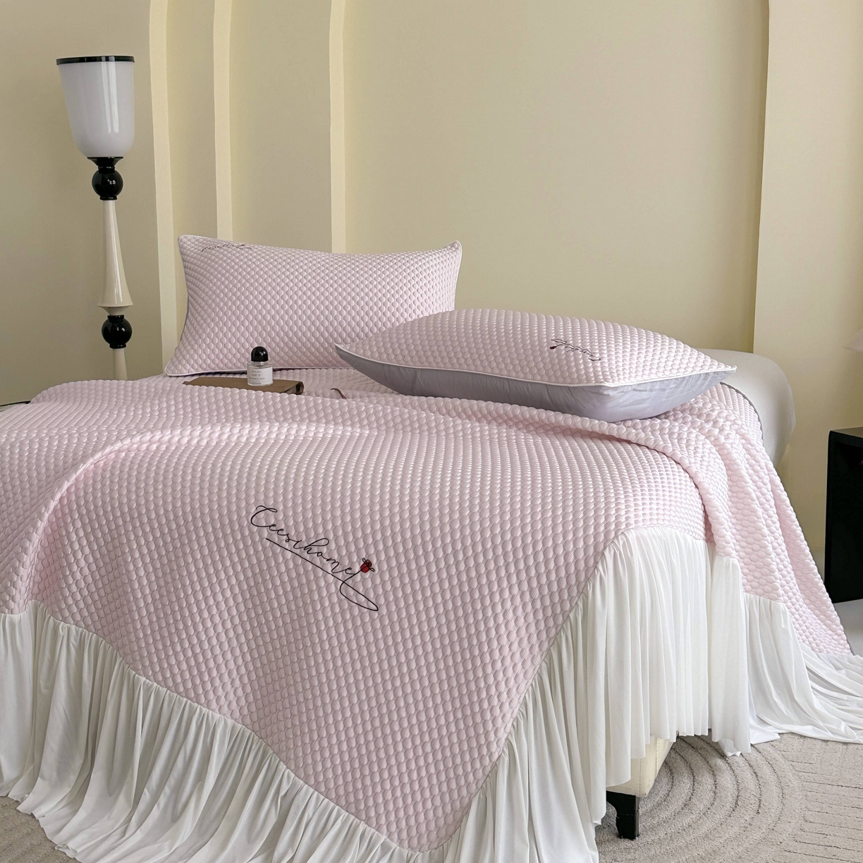 91家纺网 家纺一手货源 找家纺 禧禾 2026新款高冰感豆豆太空席 罗斯粉-床裙款