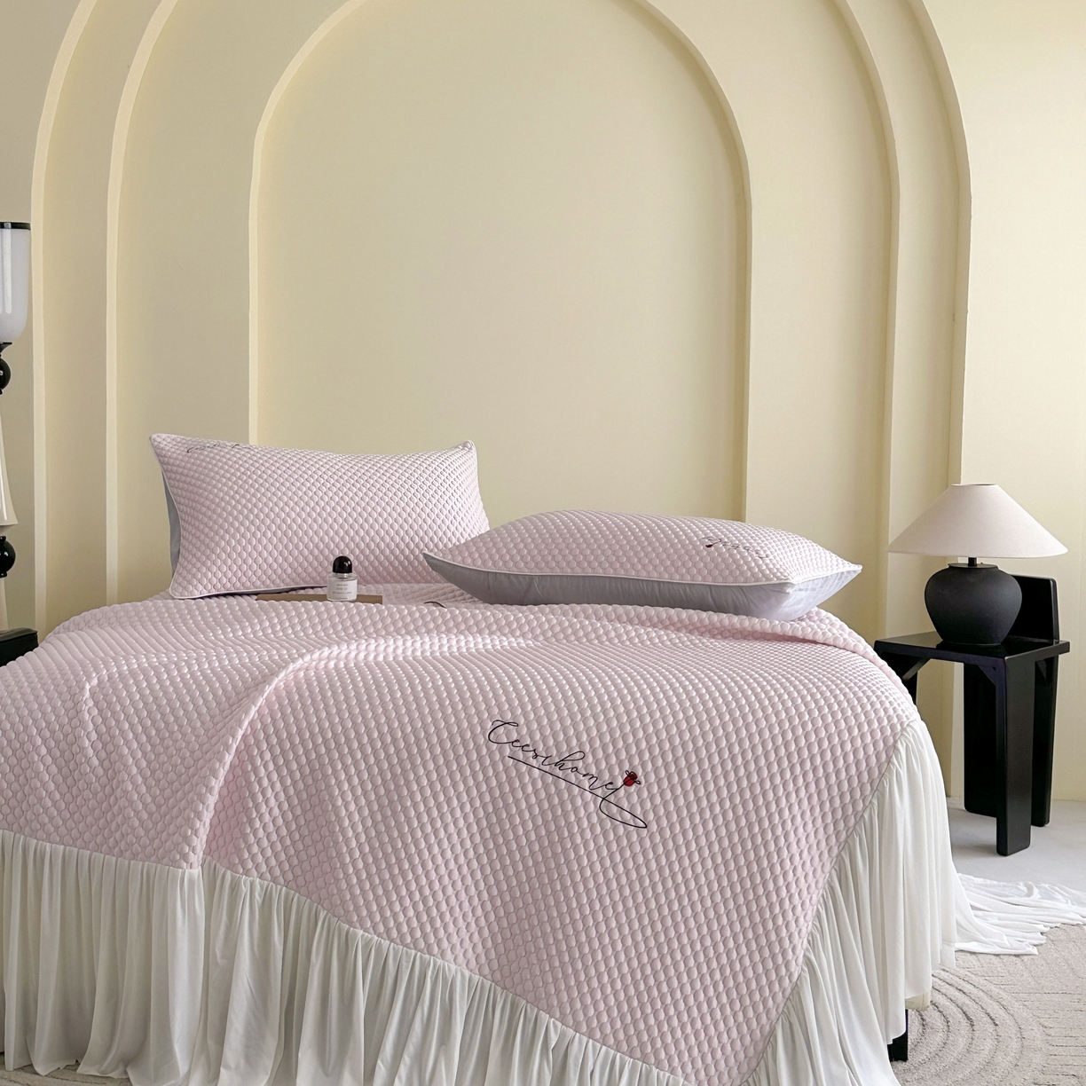 91家纺网 家纺一手货源 找家纺 禧禾 2026新款高冰感豆豆太空席 罗斯粉-床裙款