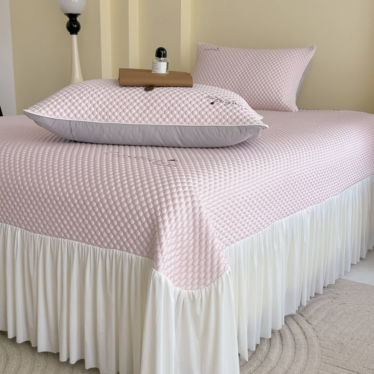 91家纺网 家纺一手货源 找家纺 禧禾 2026新款高冰感豆豆太空席 罗斯粉-床裙款