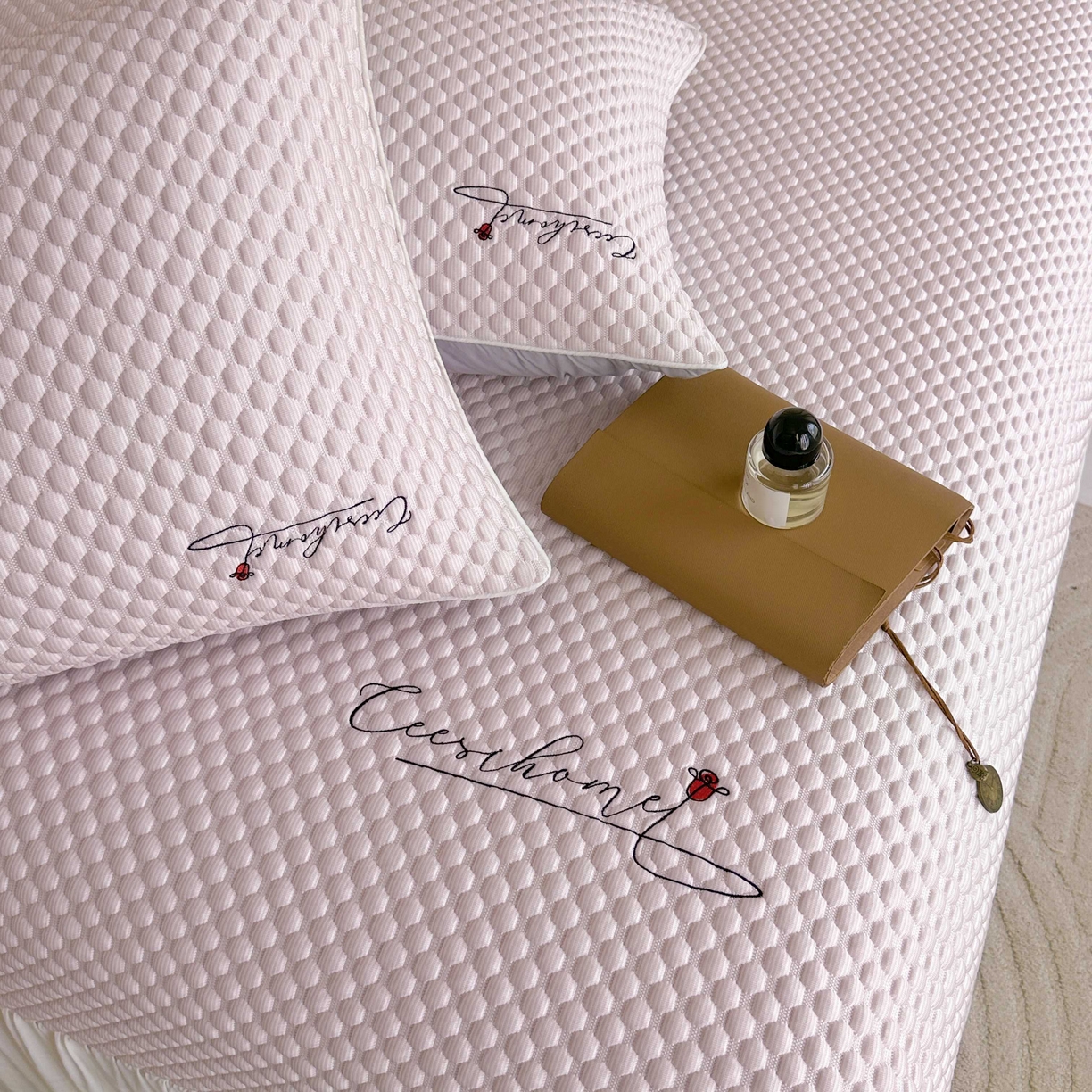 91家纺网 家纺一手货源 找家纺 禧禾 2026新款高冰感豆豆太空席 罗斯粉-床裙款