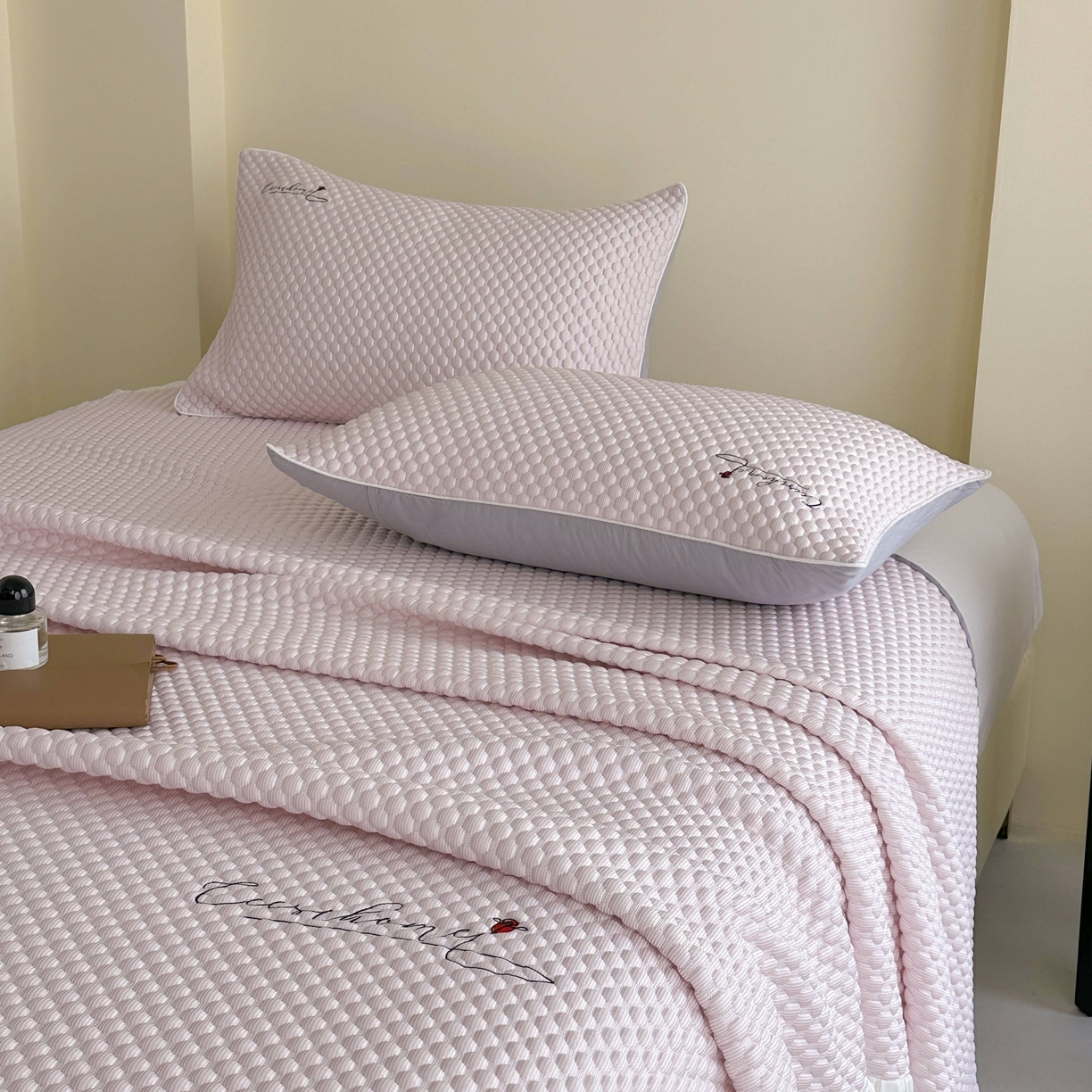 91家纺网 家纺一手货源 找家纺 禧禾 2026新款高冰感豆豆太空席 罗斯粉-床裙款