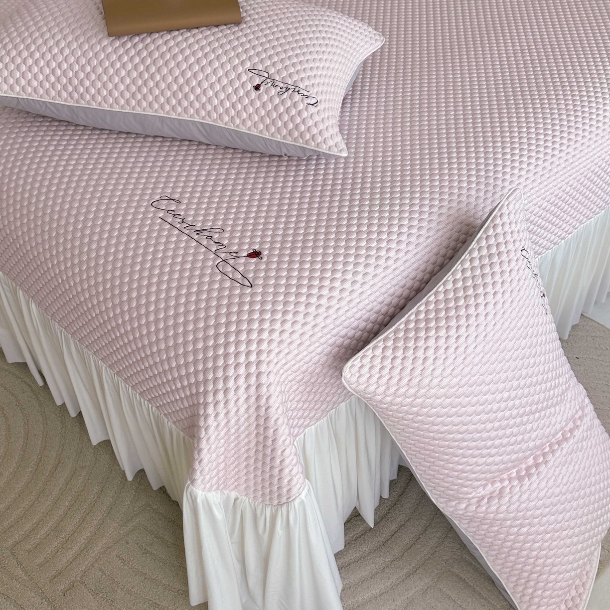 91家纺网 家纺一手货源 找家纺 禧禾 2026新款高冰感豆豆太空席 罗斯粉-床裙款