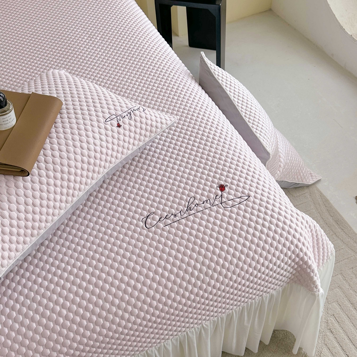 91家纺网 家纺一手货源 找家纺 禧禾 2026新款高冰感豆豆太空席 罗斯粉-床裙款