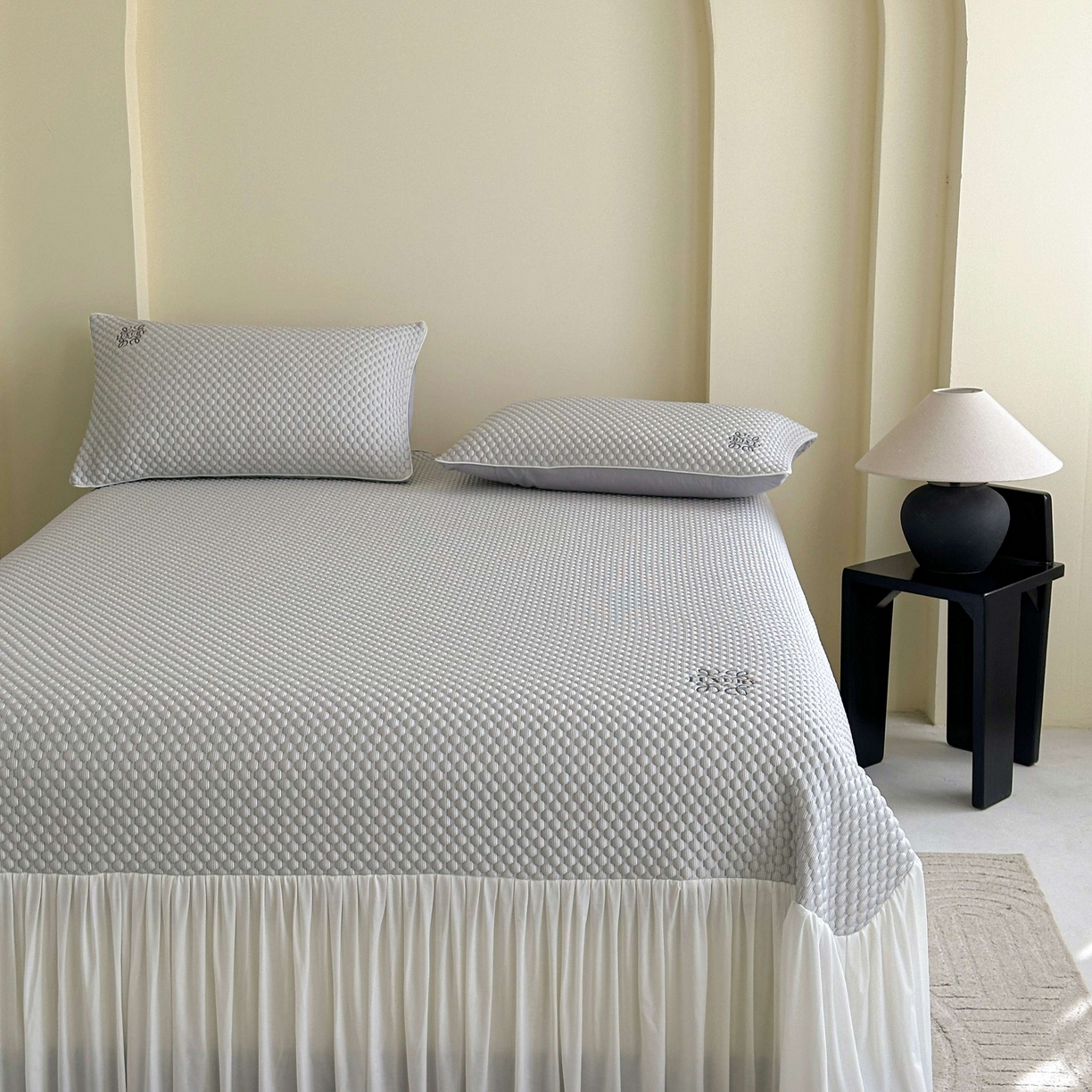 91家纺网 家纺一手货源 找家纺 禧禾 2026新款高冰感豆豆太空席 洛卡灰-床裙款