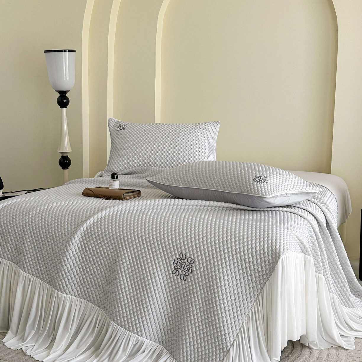 91家纺网 家纺一手货源 找家纺 禧禾 2026新款高冰感豆豆太空席 洛卡灰-床裙款