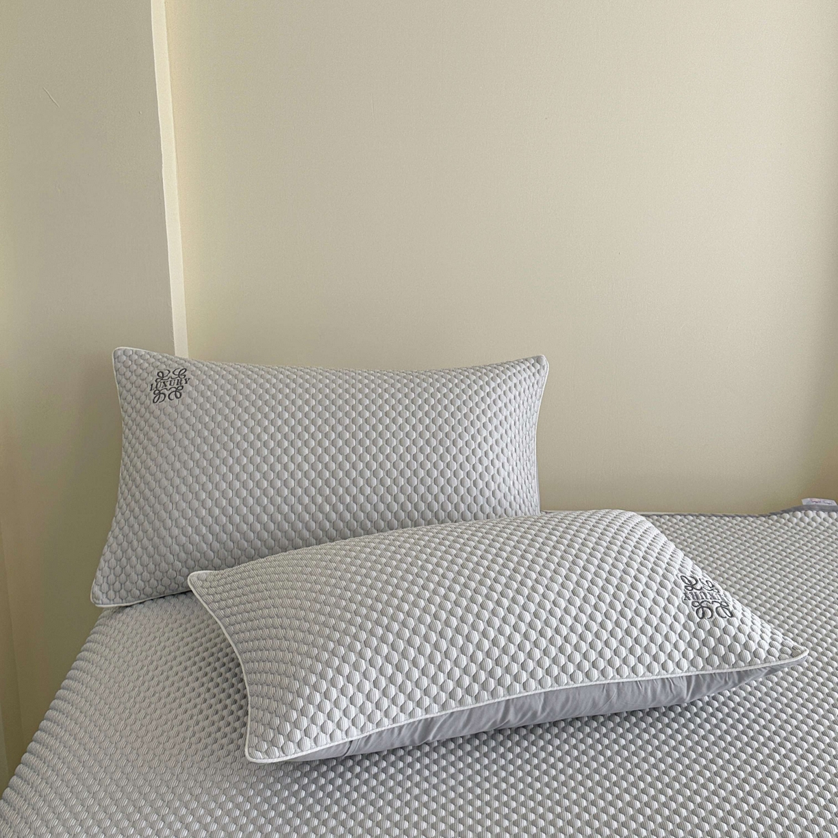 91家纺网 家纺一手货源 找家纺 禧禾 2026新款高冰感豆豆太空席 洛卡灰-床裙款