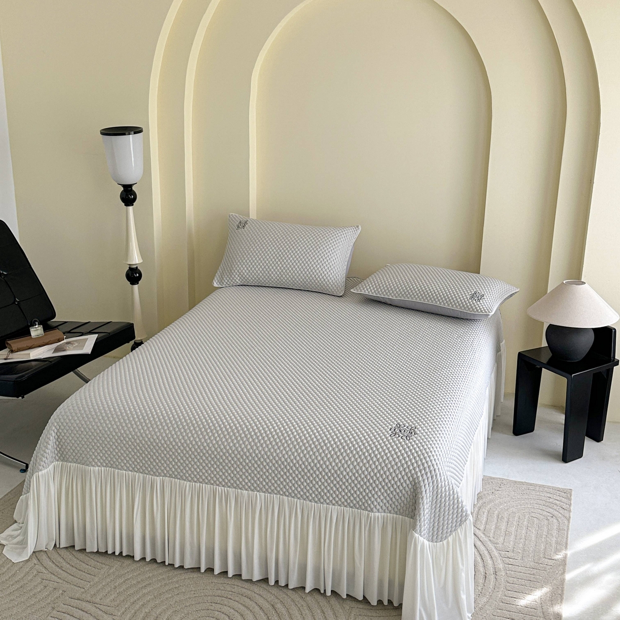 91家纺网 家纺一手货源 找家纺 禧禾 2026新款高冰感豆豆太空席 洛卡灰-床裙款