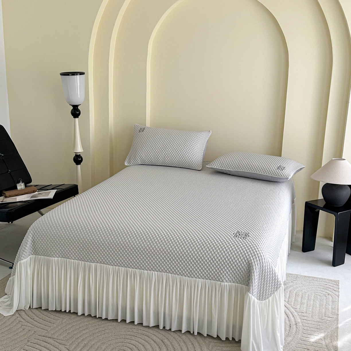 91家纺网 家纺一手货源 找家纺 禧禾 2026新款高冰感豆豆太空席 洛卡灰-床裙款