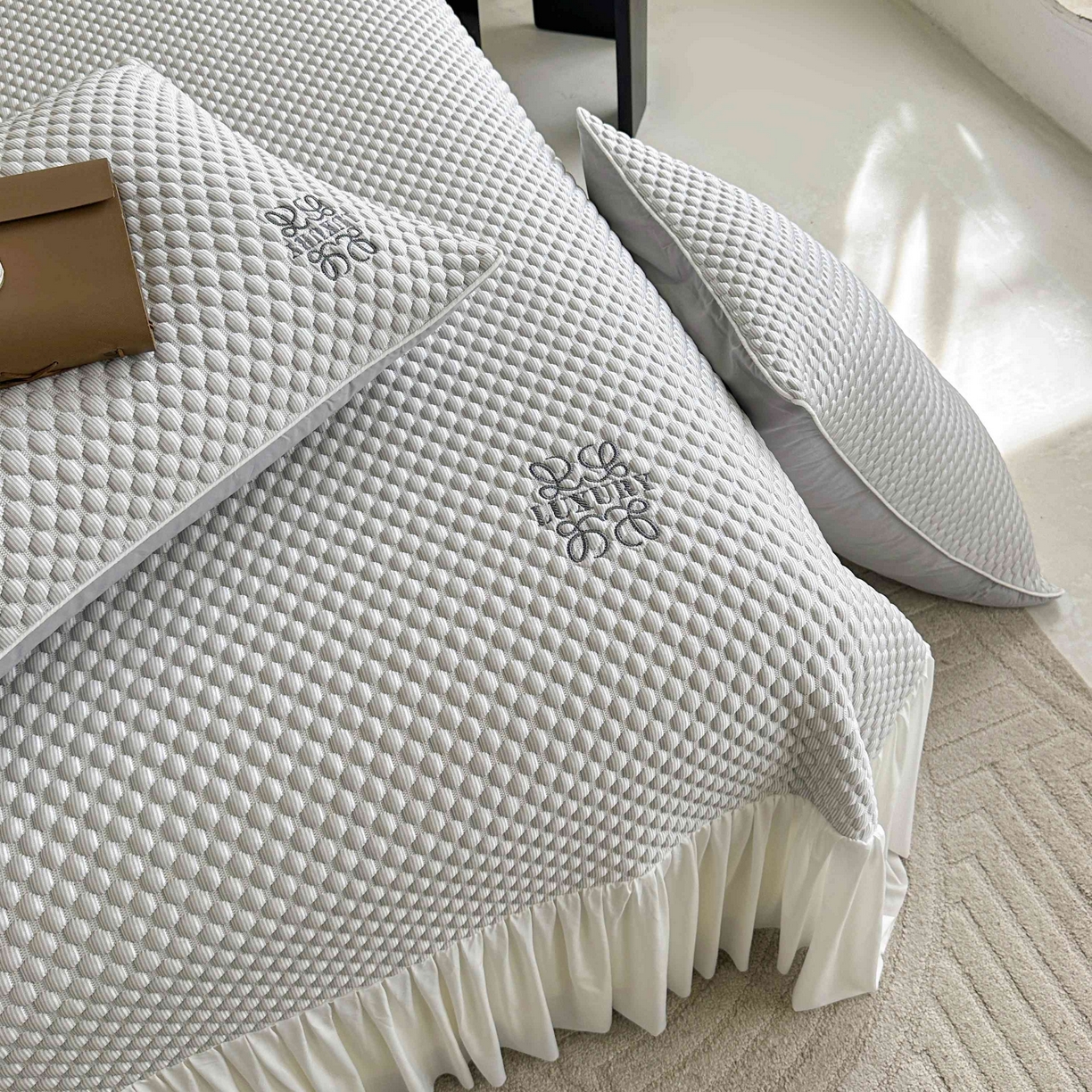 91家纺网 家纺一手货源 找家纺 禧禾 2026新款高冰感豆豆太空席 洛卡灰-床裙款