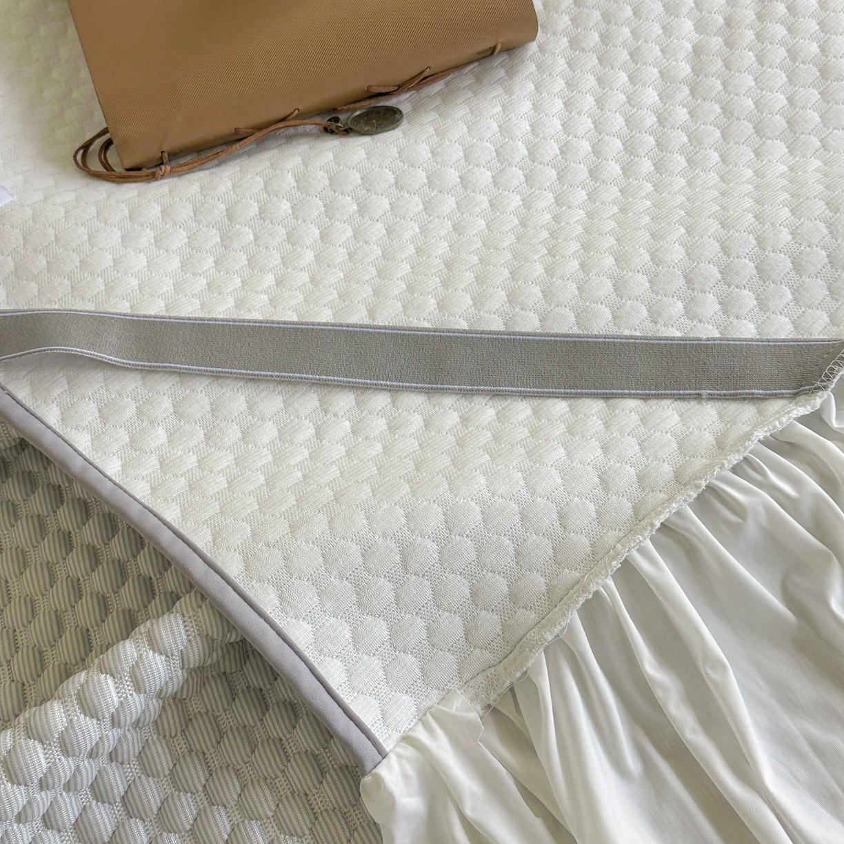 91家纺网 家纺一手货源 找家纺 禧禾 2026新款高冰感豆豆太空席 洛卡灰-床裙款