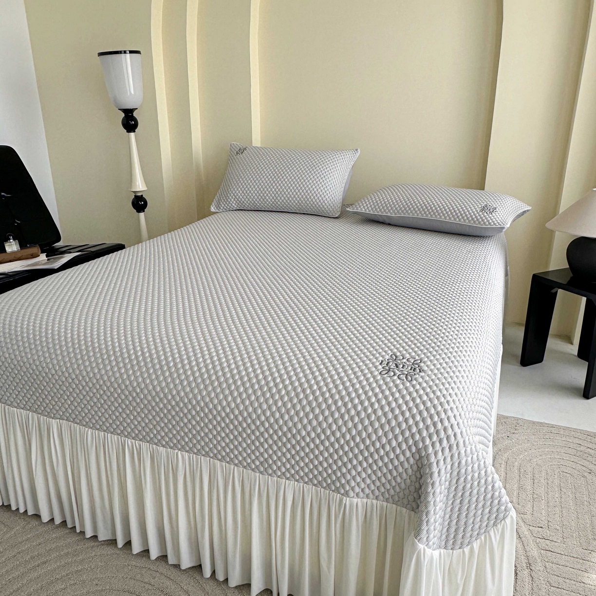 91家纺网 家纺一手货源 找家纺 禧禾 2026新款高冰感豆豆太空席 洛卡灰-床裙款