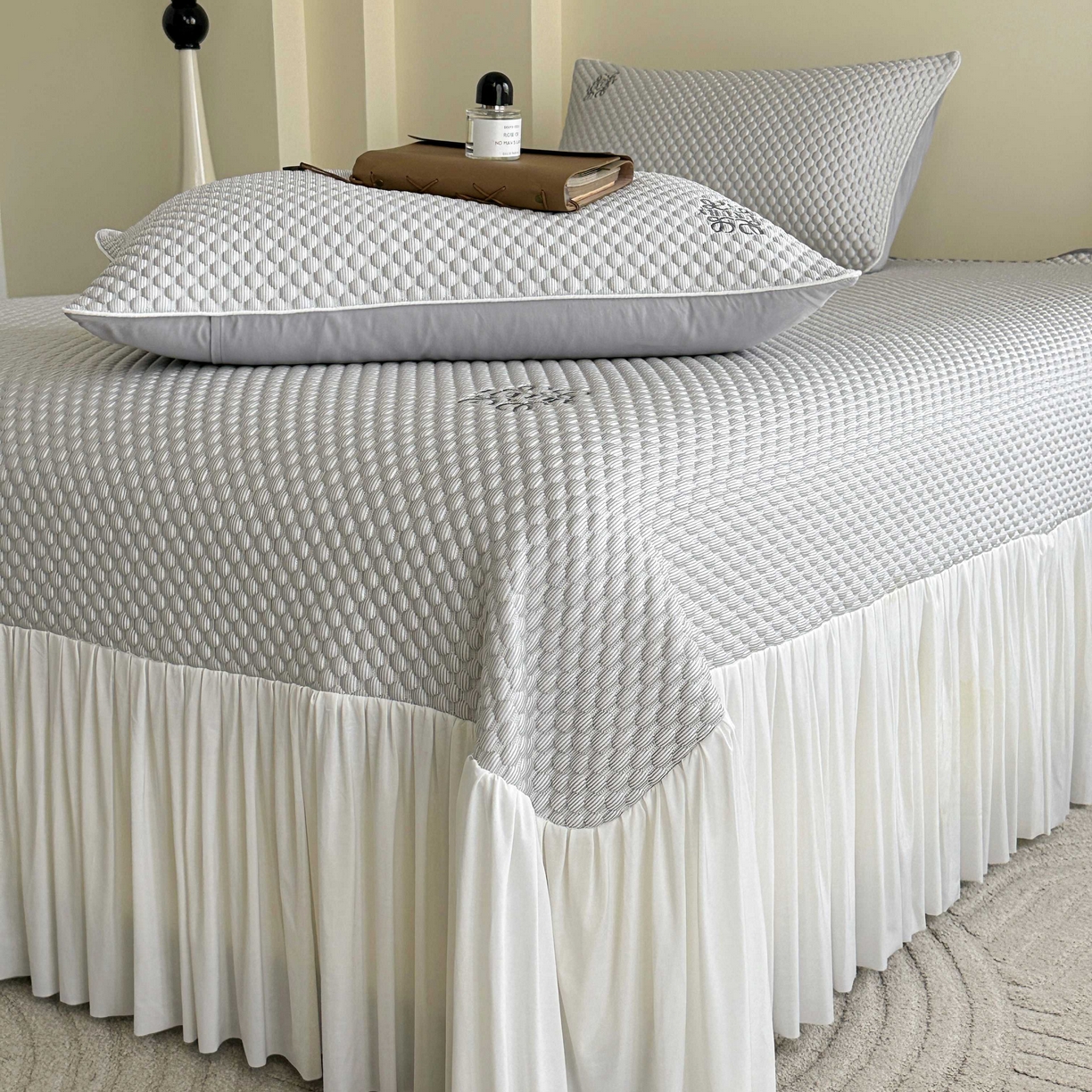 91家纺网 家纺一手货源 找家纺 禧禾 2026新款高冰感豆豆太空席 洛卡灰-床裙款