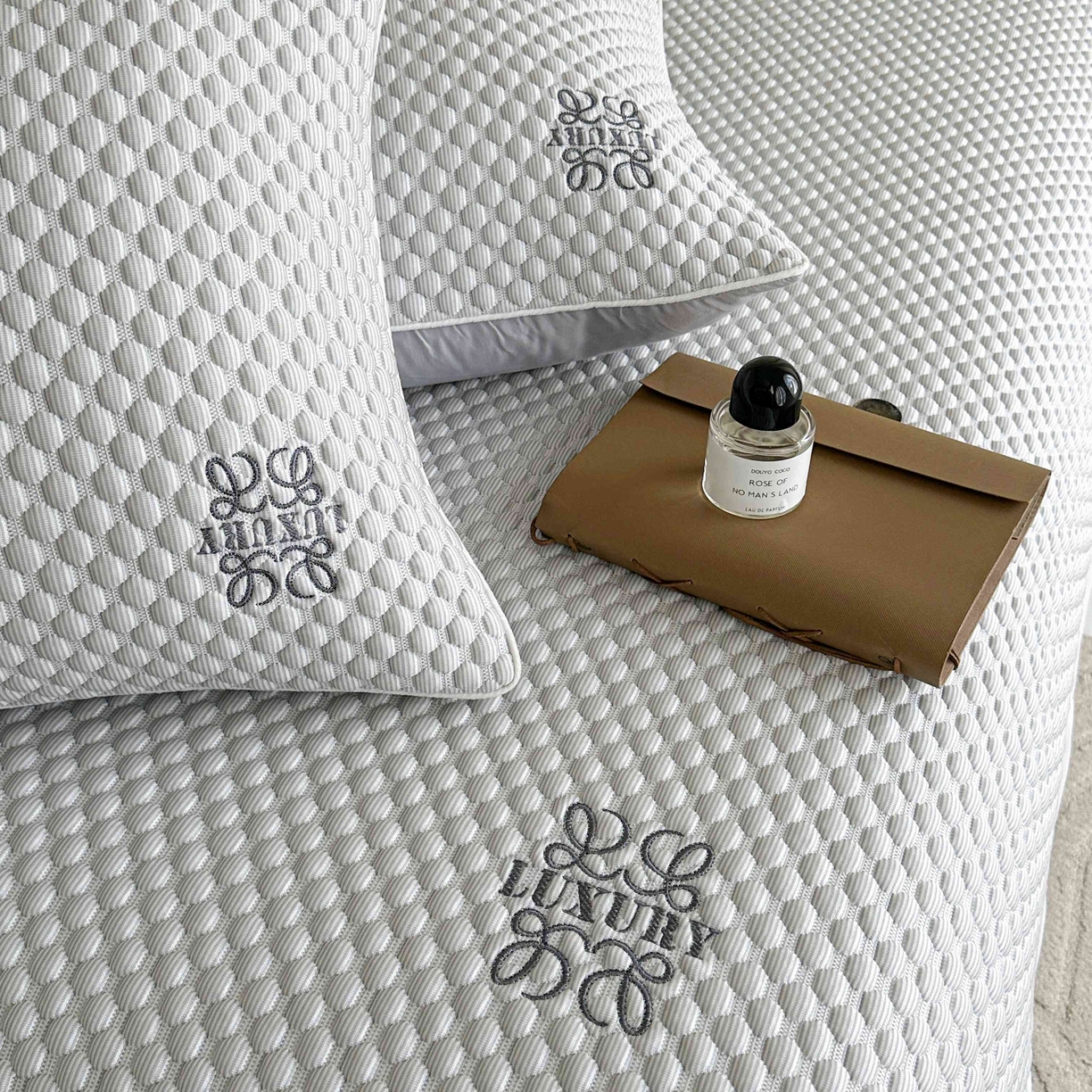 91家纺网 家纺一手货源 找家纺 禧禾 2026新款高冰感豆豆太空席 洛卡灰-床裙款