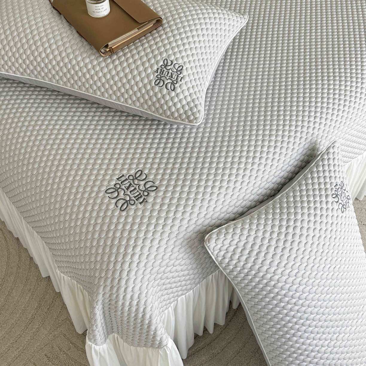 91家纺网 家纺一手货源 找家纺 禧禾 2026新款高冰感豆豆太空席 洛卡灰-床裙款