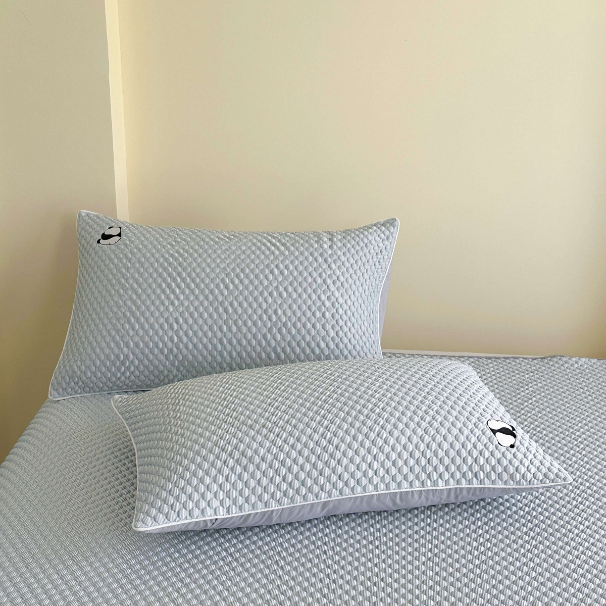 91家纺网 家纺一手货源 找家纺 禧禾 2026新款高冰感豆豆太空席 潘达蓝-床裙款