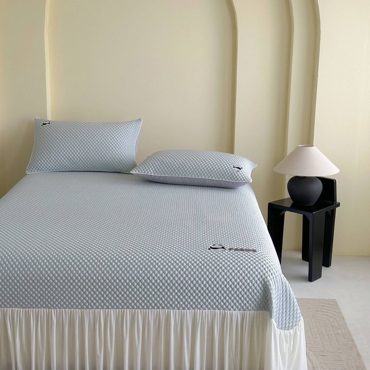 91家纺网 家纺一手货源 找家纺 禧禾 2026新款高冰感豆豆太空席 潘达蓝-床裙款