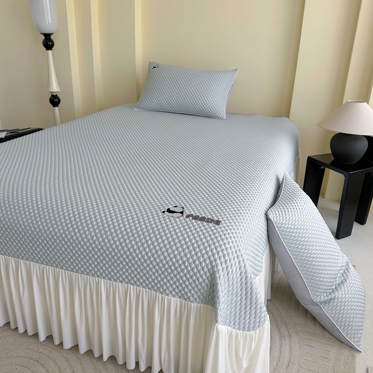 91家纺网 家纺一手货源 找家纺 禧禾 2026新款高冰感豆豆太空席 潘达蓝-床裙款