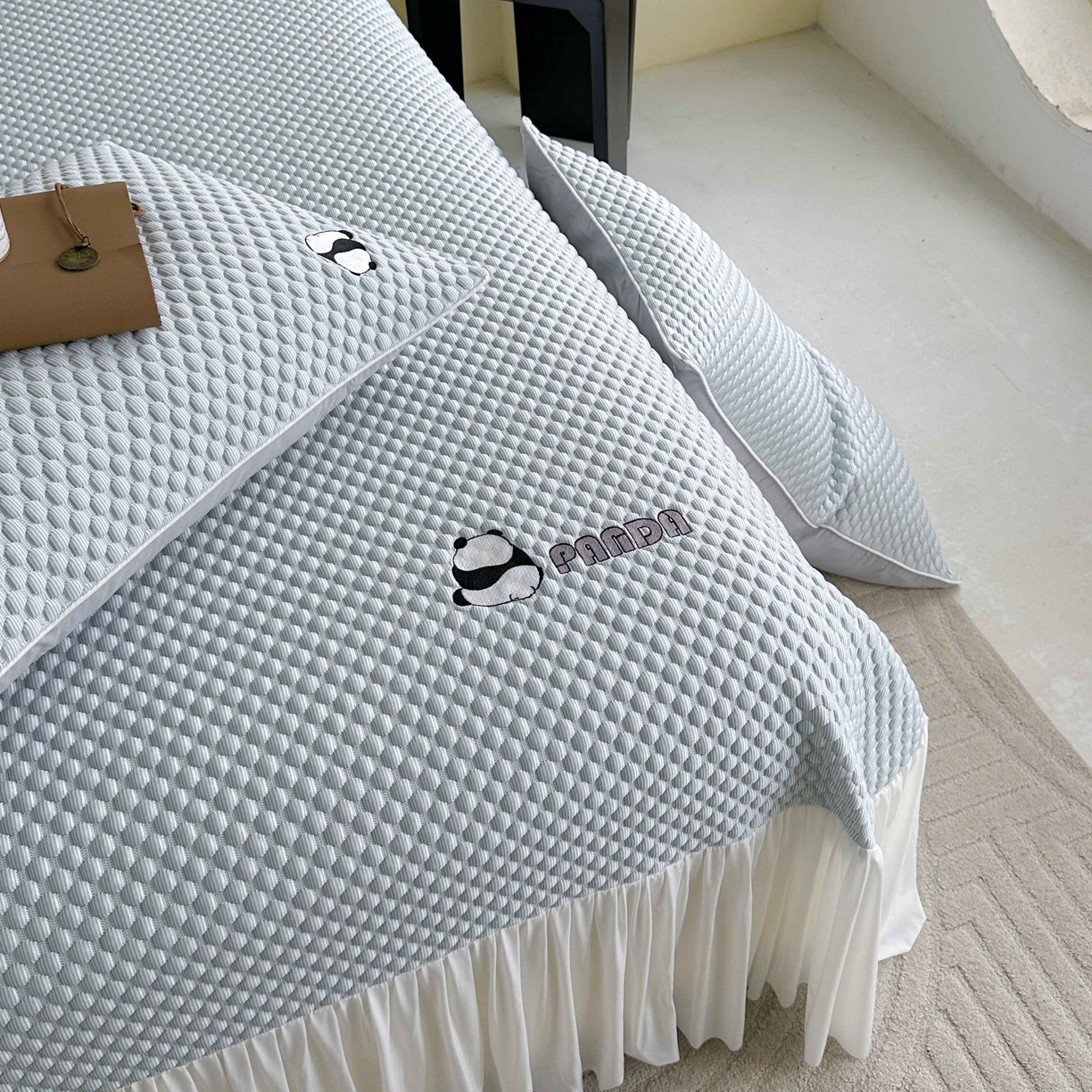 91家纺网 家纺一手货源 找家纺 禧禾 2026新款高冰感豆豆太空席 潘达蓝-床裙款